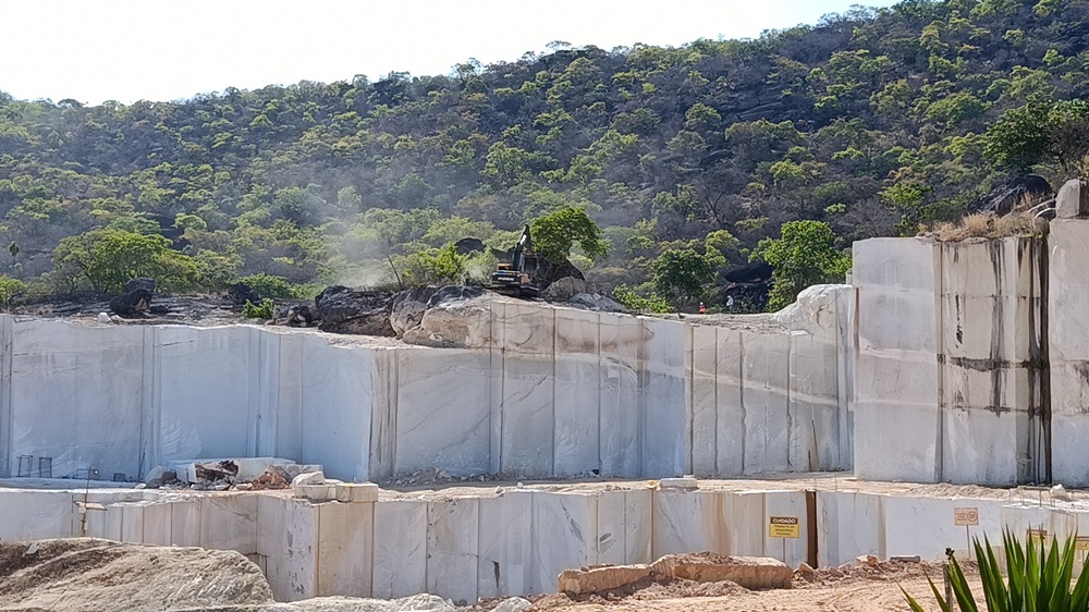 Vista aérea da operação e piscinas de decantação