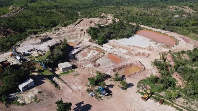 Pátio de maquinário e estoque da mineração