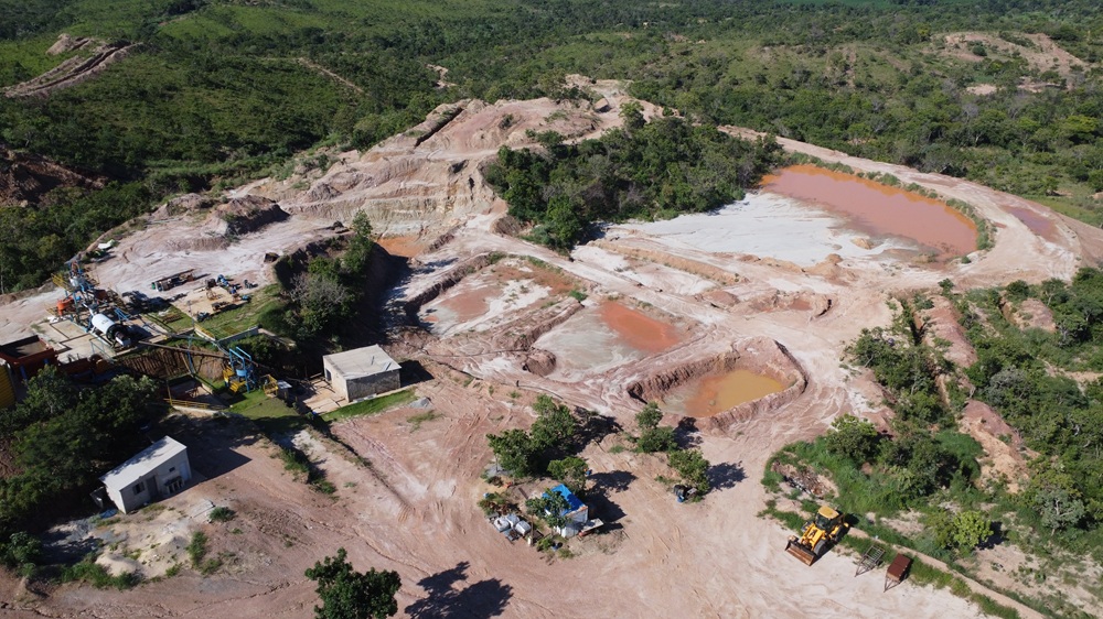 Pátio de maquinário e estoque da mineração