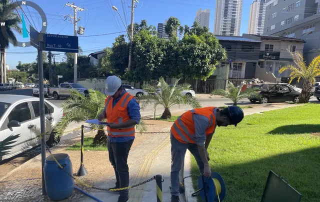 Equipe da Solis medindo o nível de água de um poço tubular em área urbana de Goiânia